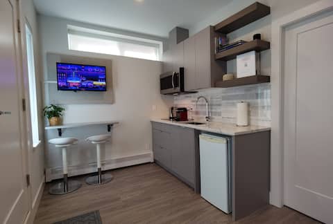 Top Airbnb: Private Modern Suite - Central Location in Renfrew Collingwood
