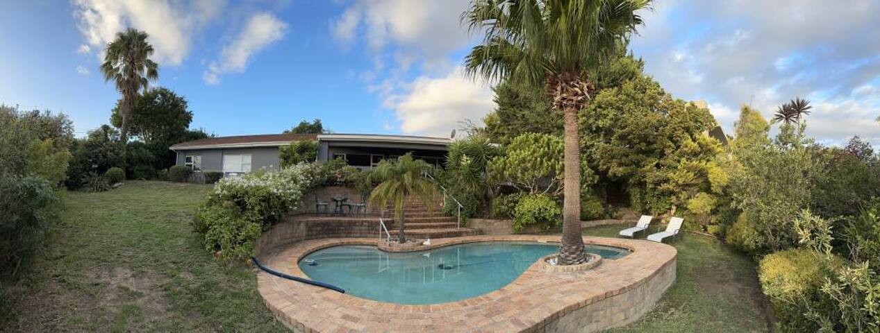 Relaxed lifestyle with pool & large garden