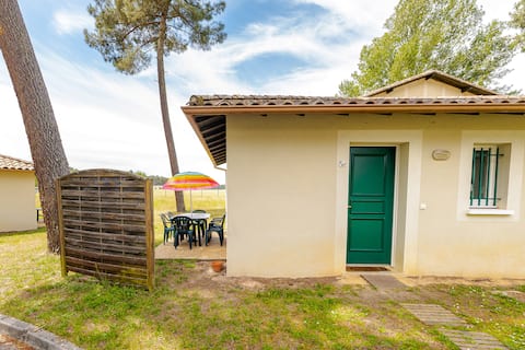 Getaway on the shores of a beautiful wooded lake