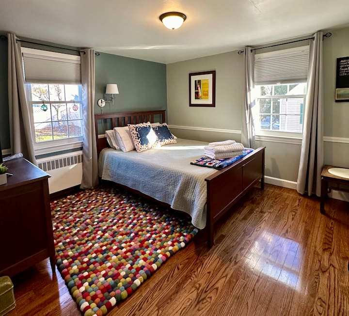 Chambre Queen avec commode et placard. De nombreux hangars en bois. Télévision connectée avec télécommande. Climatiseur pendant les mois plus chauds. Ventilateur. 