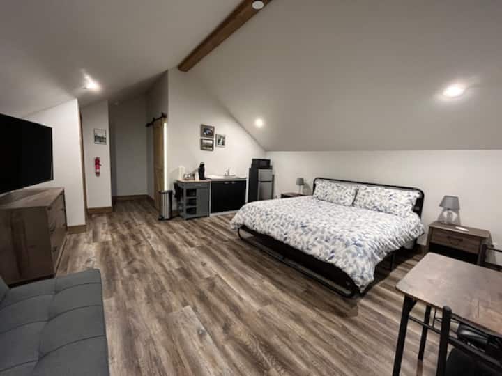 Ova prostorija ima nadsvođeni strop i veličine je više od 90 m ².  Svima se sviđa. 