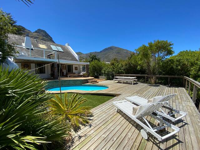 Stunning Family & Entertainment Villa with a View gallery image 3