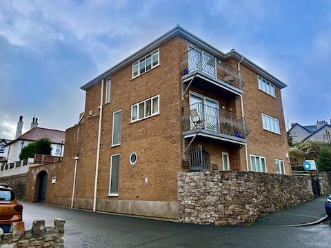 Beautiful 5 bedroom home by the Beach