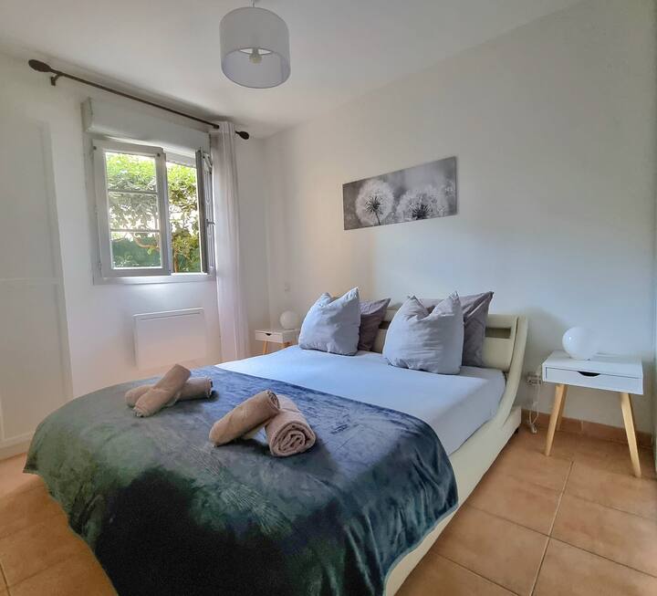 Gran habitación con una cama Queen size en 160X200, habitación equipada con armarios empotrados