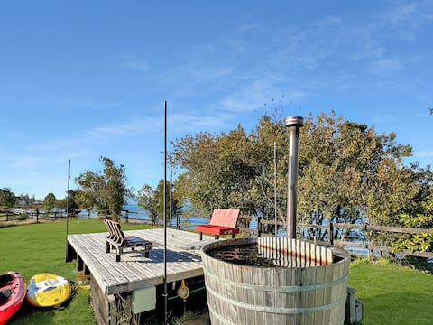 Lakefront with Hot-Tub, Kayak, Movie Theater and Grill