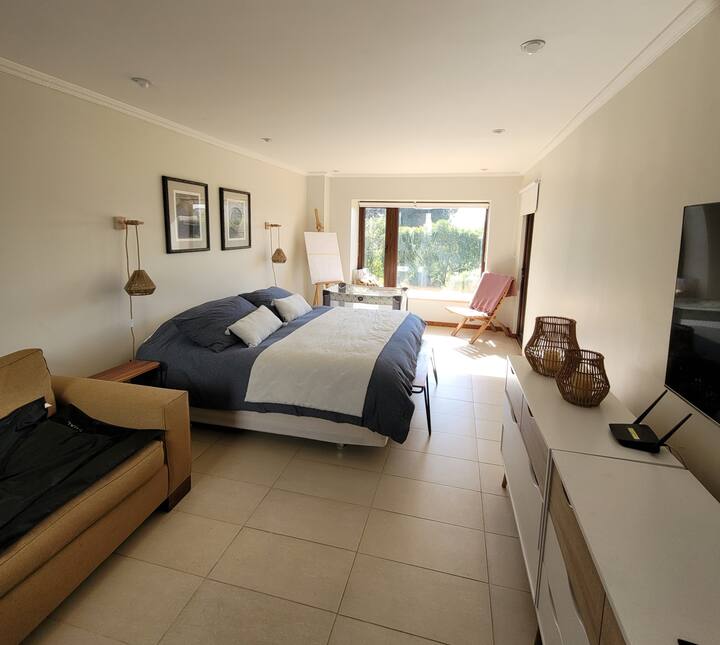 Dvojposteľová spálňa 2 s východom z terasy a oknom do záhrady.