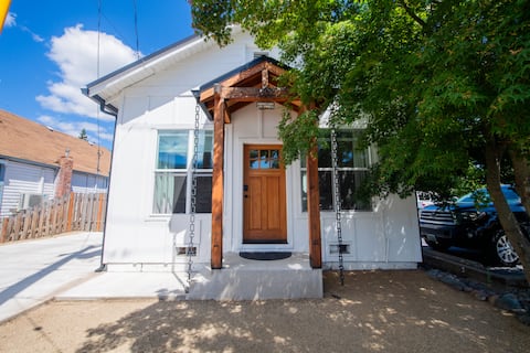 Hot Tub• Chic Rogue River Escape • King Bed •