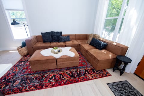 Modern City Retreat • Hot Tub• King Bed