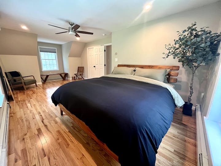 Amplio dormitorio con cama tamaño king en el segundo piso 