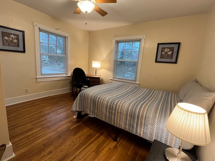Chambre 2 - lit « queen size » et bureau