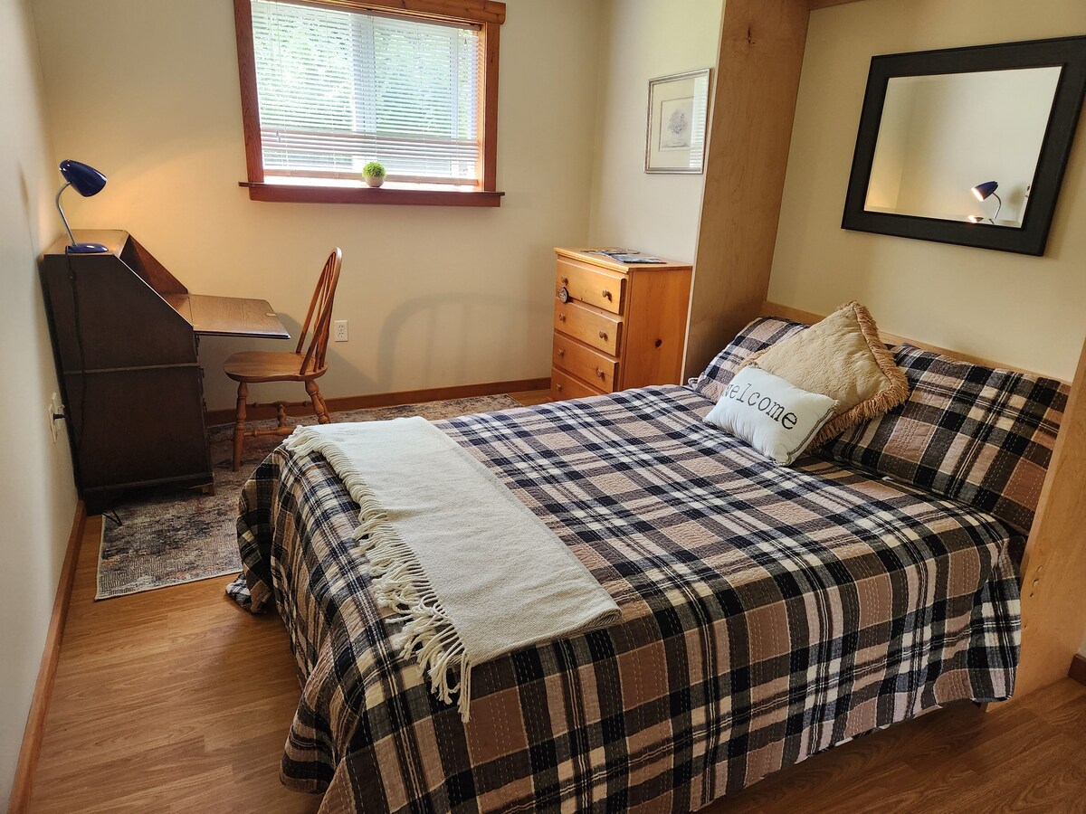 パソコン作業用のビューローと照明を備えたセカンドベッドルーム