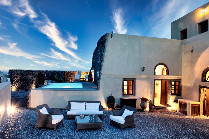 SPECTACULAR SANTORINI VILLA-CAR RENTAL INCLUDED