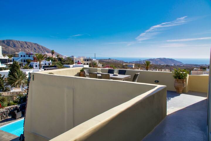 SPECTACULAR SANTORINI VILLA-CAR RENTAL INCLUDED gallery image 3