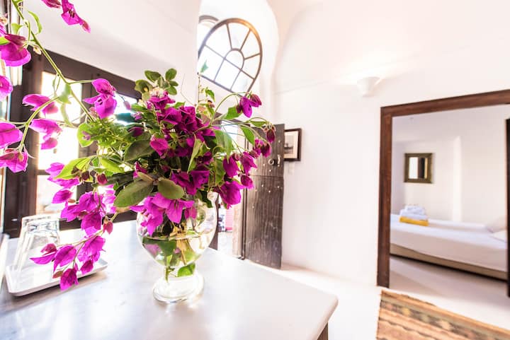 1階にある2つ目のアパートには、寝室、リビングルーム、専用バスルームがあります。