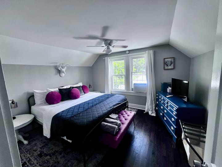 غرفة النوم في الطابق العلوي - سرير كينج