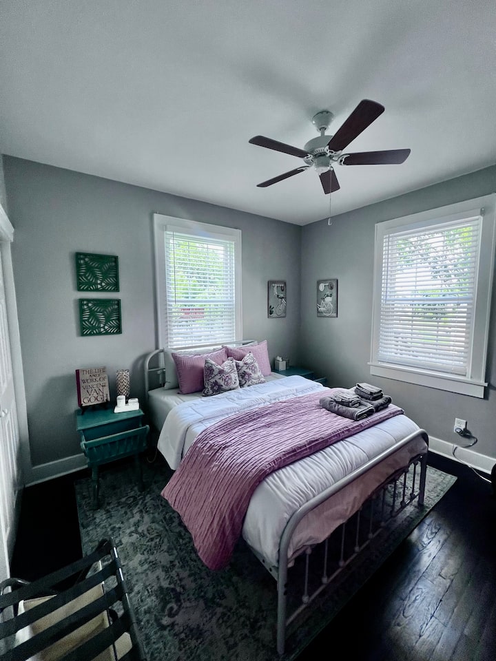 غرفة النوم الثانية في الطابق السفلي بسرير بحجم كوين