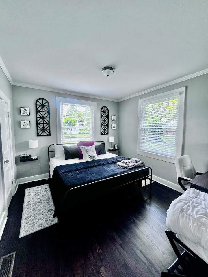 غرفة نوم في الطابق السفلي بسرير كينج