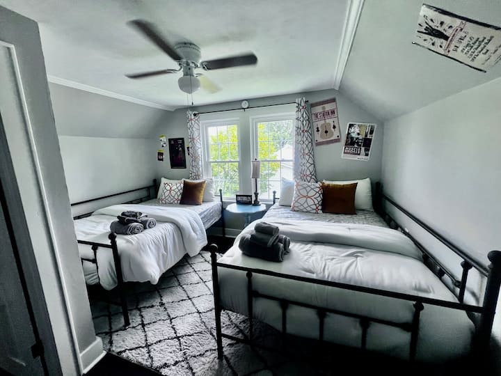 غرفة نوم في الطابق العلوي - سريران كاملان - ألعاب