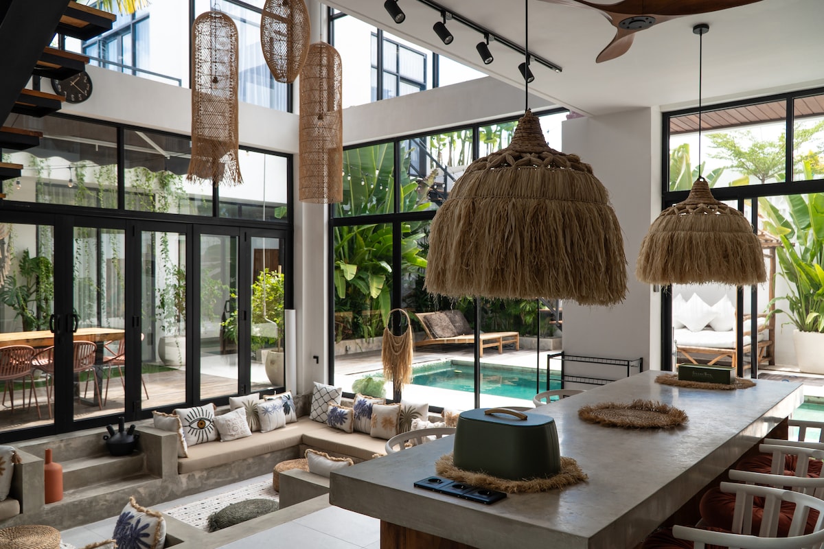 Villa in Mengwi · ★4.56 · 4 bedrooms · 4 beds · 4.5 private baths รายการ Airbnb เปรียบเทียบ
