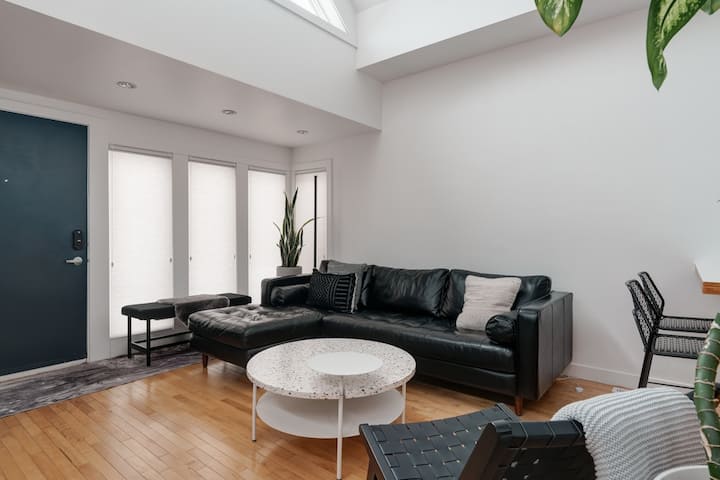 Bridgeland House - Unique, Modern, City View & A/c - Calgary