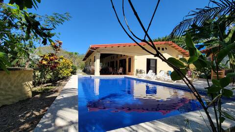 Large House with pool and garden, 250 m to beach