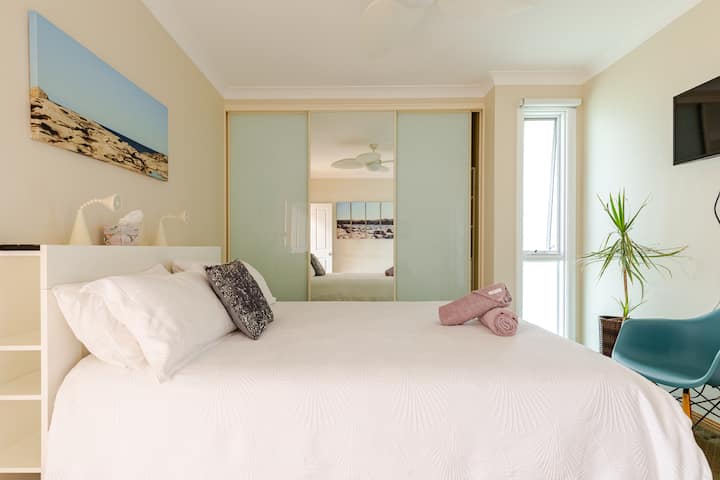 Queen size bed. Mirrored built-in wardrobe. Wall mounted TV.