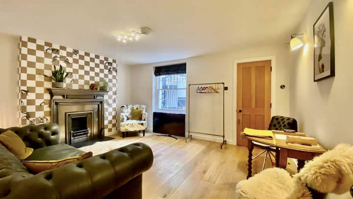 Rilassati, mangia e lavora in un elegante salotto. 