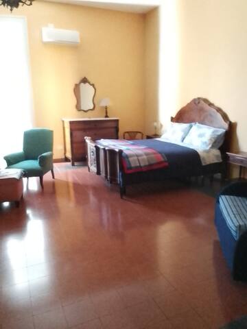 Napoli Central City entire apartement gallery image 5