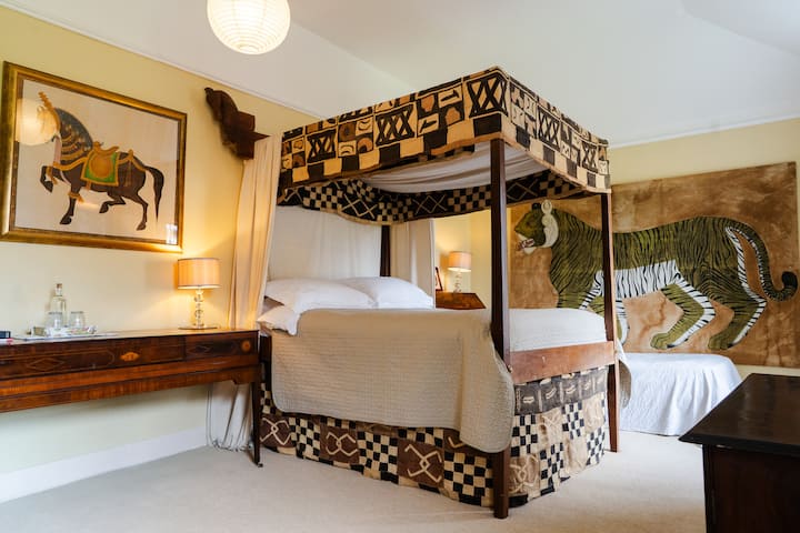 The Tiger Room
Pour 3 personnes, un lit double shaker et un lit simple 
Il s'agit d'une salle exotique avec des collections d'art d'Inde et d'Afrique