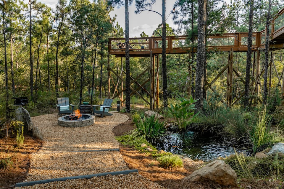 Bide in the Trees, a treehouse with a skywalk, Box Springs, Georgia, USA, photo 2 of 10