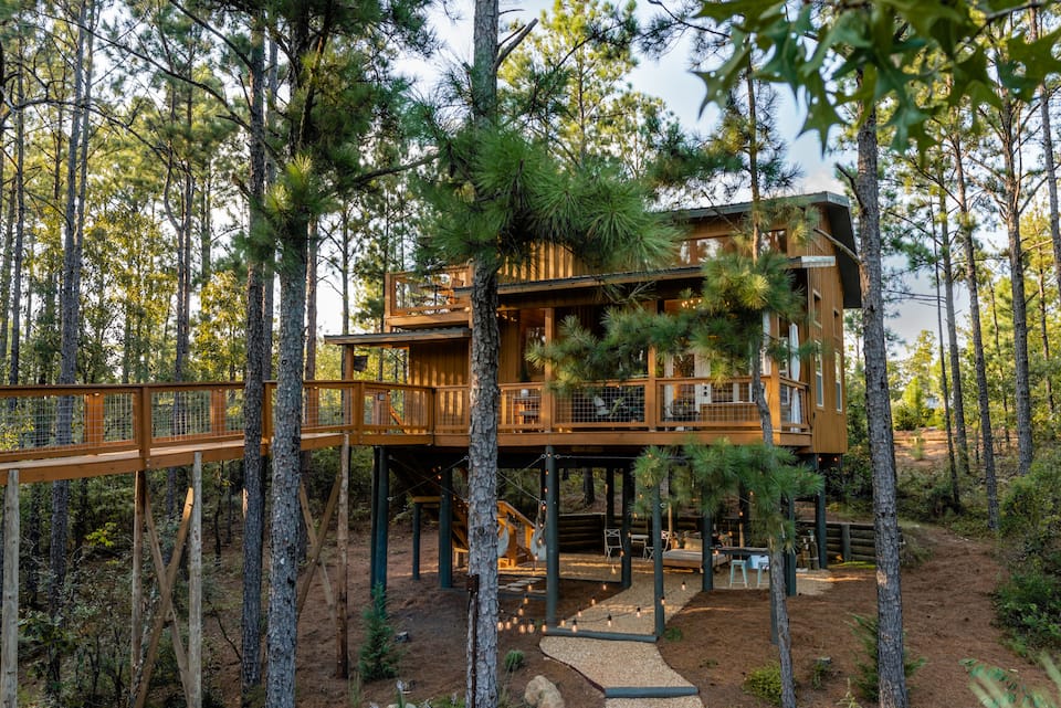 Bide in the Trees, a treehouse with a skywalk, Box Springs, Georgia, USA, photo 4 of 10