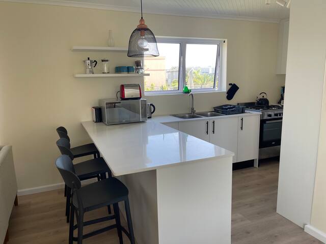 Spacious 3-bed apartment, a 200m walk to the beach gallery image 4