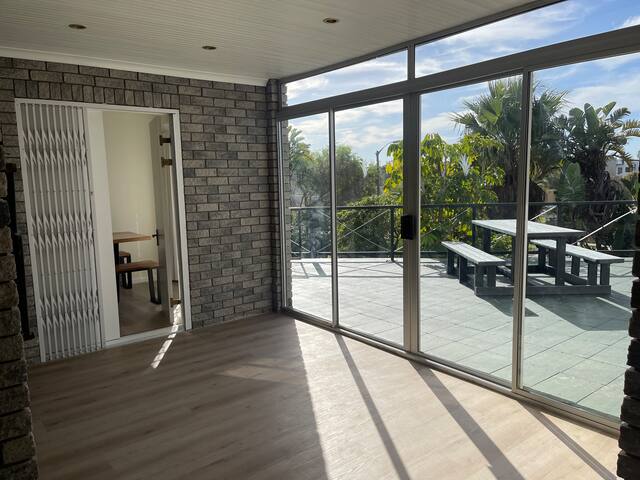 Spacious 3-bed apartment, a 200m walk to the beach gallery image 3