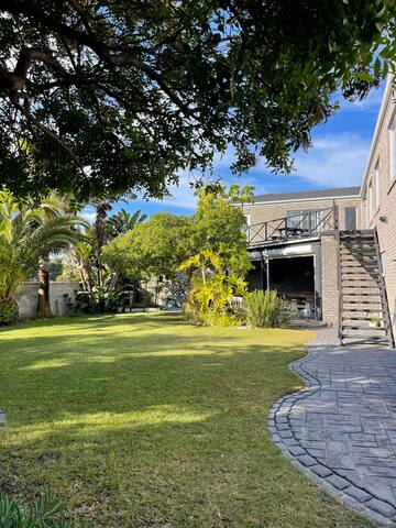 Spacious 3-bed apartment, a 200m walk to the beach gallery image 2