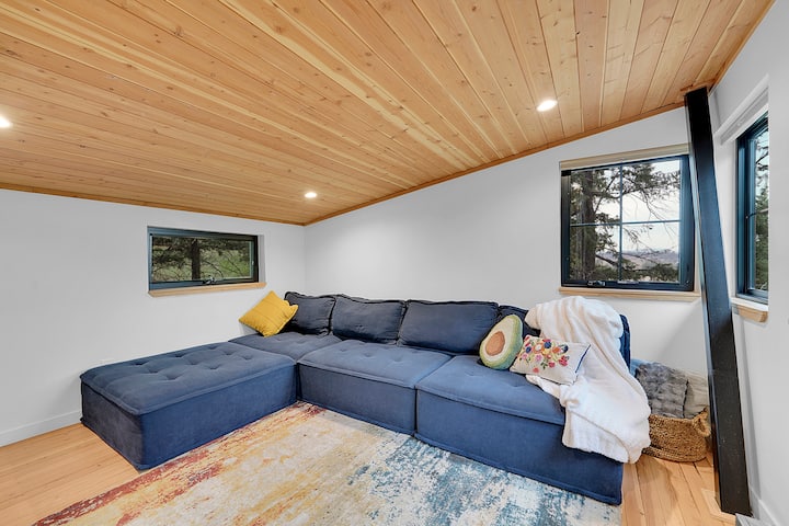 Upscale Treehouse Near Red Rocks – Hot Tub - Evergreen