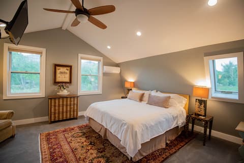 Painted Vineyard B&B- Chardonnay Room