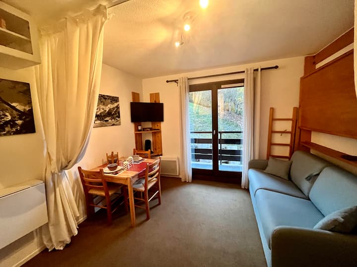 Дневен простор со:
- трпезарија,
- простор за спиење,
- мала кујна