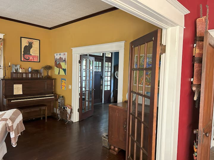 Cozy Retreat In Heart Of Historic Downtown - Waxahachie, TX