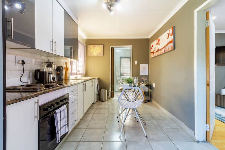 Cheerful 1-bedroom Cottage, Access To Shared Pool - Midrand