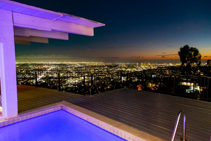Hollywood Hills jetliner views among the stars