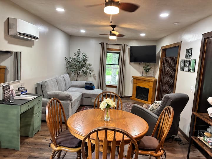 Secluded “Treehouse Feel” Cozy & Private, Hot Tub! - Marion, IL