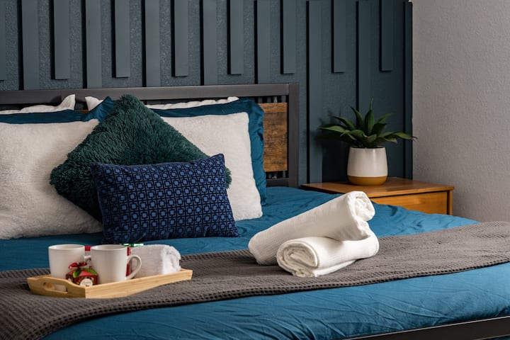 המיטה מורכבת ממצעים רכים ומרקמים בשכבות — עם מגבות נקיות שיעזרו לכם להתמקם.