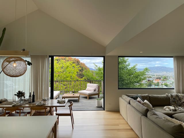 Edge of the city, large house with stunning views.