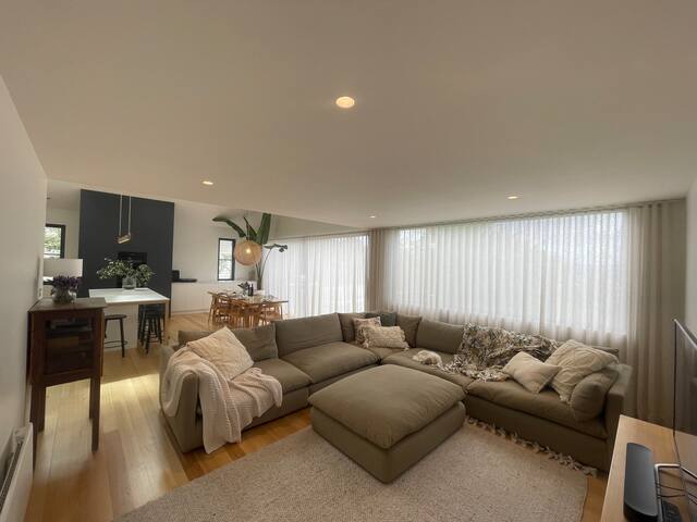 Edge of the city, large house with stunning views. gallery image 5