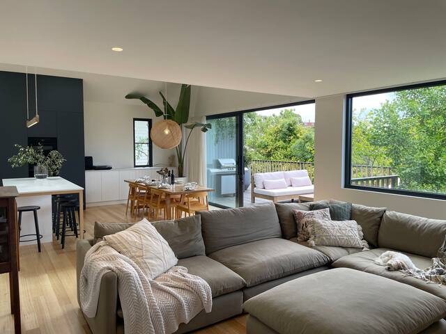 Edge of the city, large house with stunning views. gallery image 3