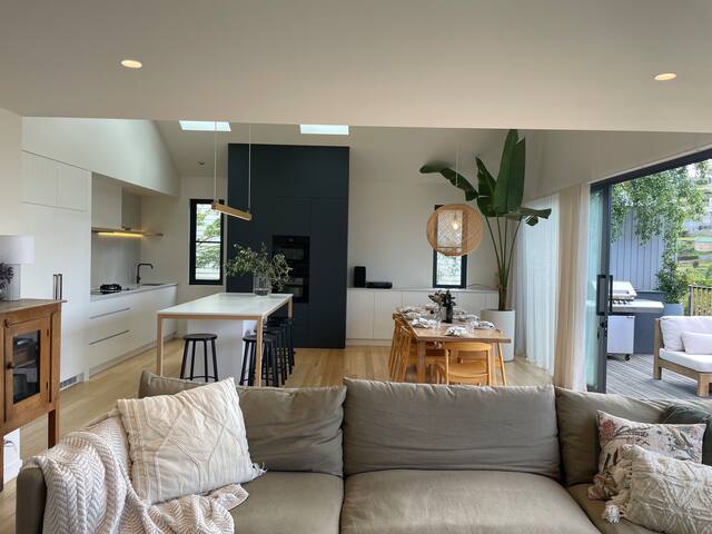 Edge of the city, large house with stunning views. gallery image 2