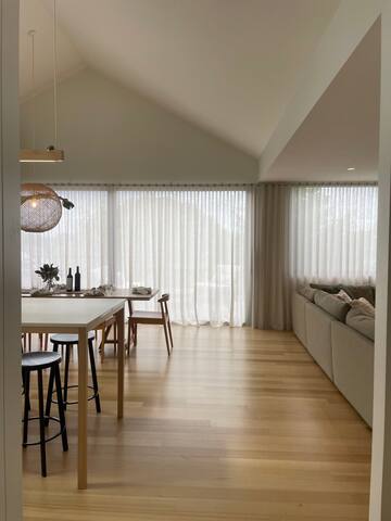 Edge of the city, large house with stunning views. gallery image 4