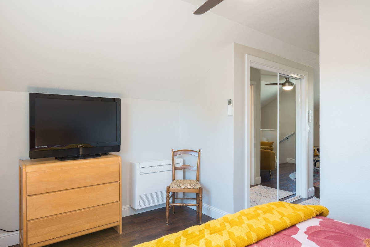 Televisión inteligente, aire acondicionado/calentador mini-split fijado a la pared.