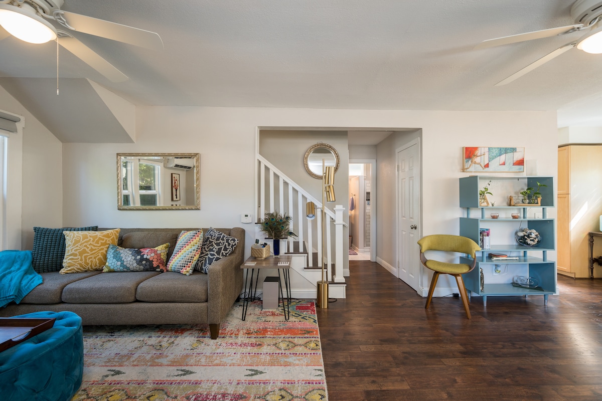 Entra en tu encantadora sala de estar desde la puerta de entrada.