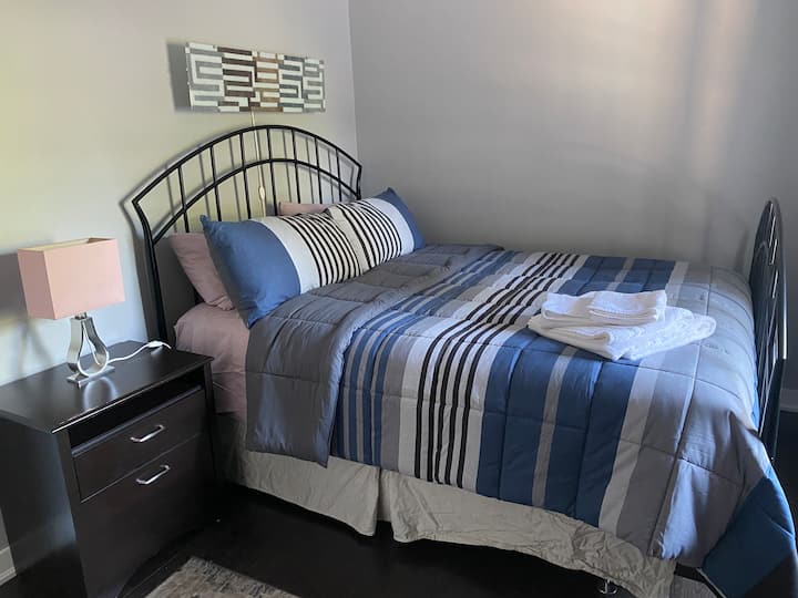 Krevat dopio "Queen Size". Dollap dhe dollap i plotë për ruajtje